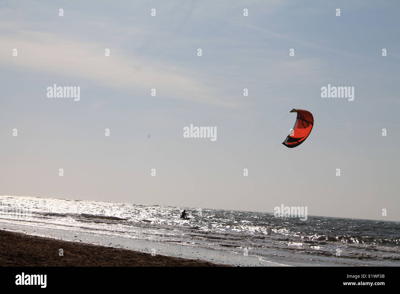 persona que practica surf kite Foto de stock
