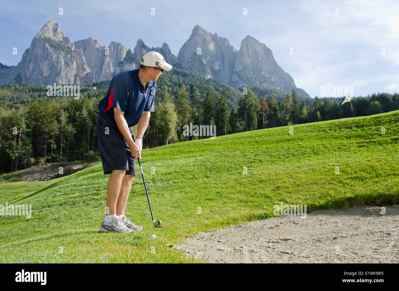 Club de Golf Santa Vigilia Seis, Kastelruth, con montañas Dolomitas en el fondo, Italia Foto de stock