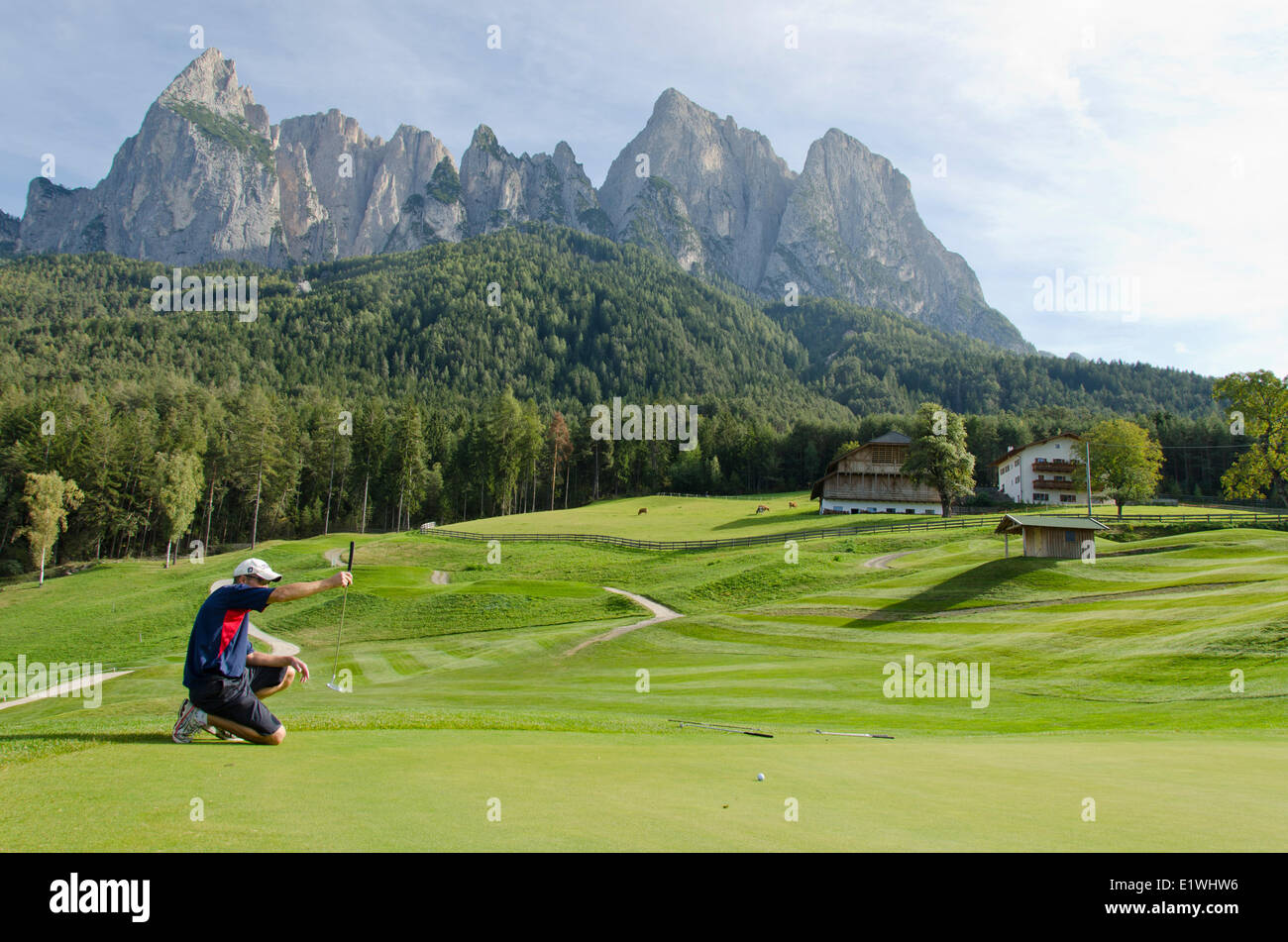 Club de Golf Santa Vigilia Seis, Kastelruth, con montañas Dolomitas en el fondo, Italia Foto de stock