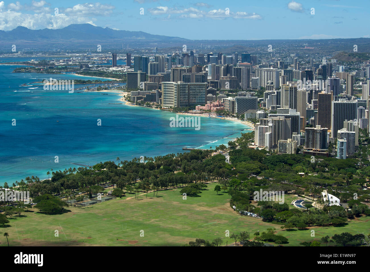 Vista de la zona turística de Waikiki de Honolulu desde el Diamond Head Mountain Foto de stock