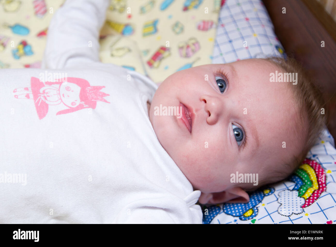 terrorista Amedrentador Reunión Gracioso hermoso bebé de 3 meses de edad Fotografía de stock - Alamy