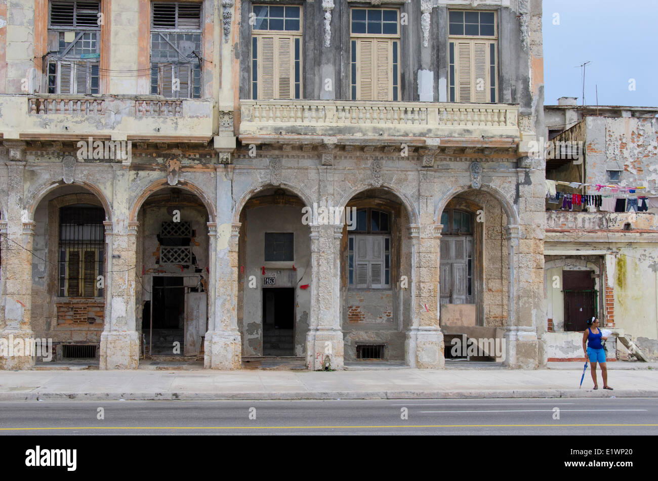 Edificios antiguos a lo largo del Malecón, La Habana, Cuba Foto de stock