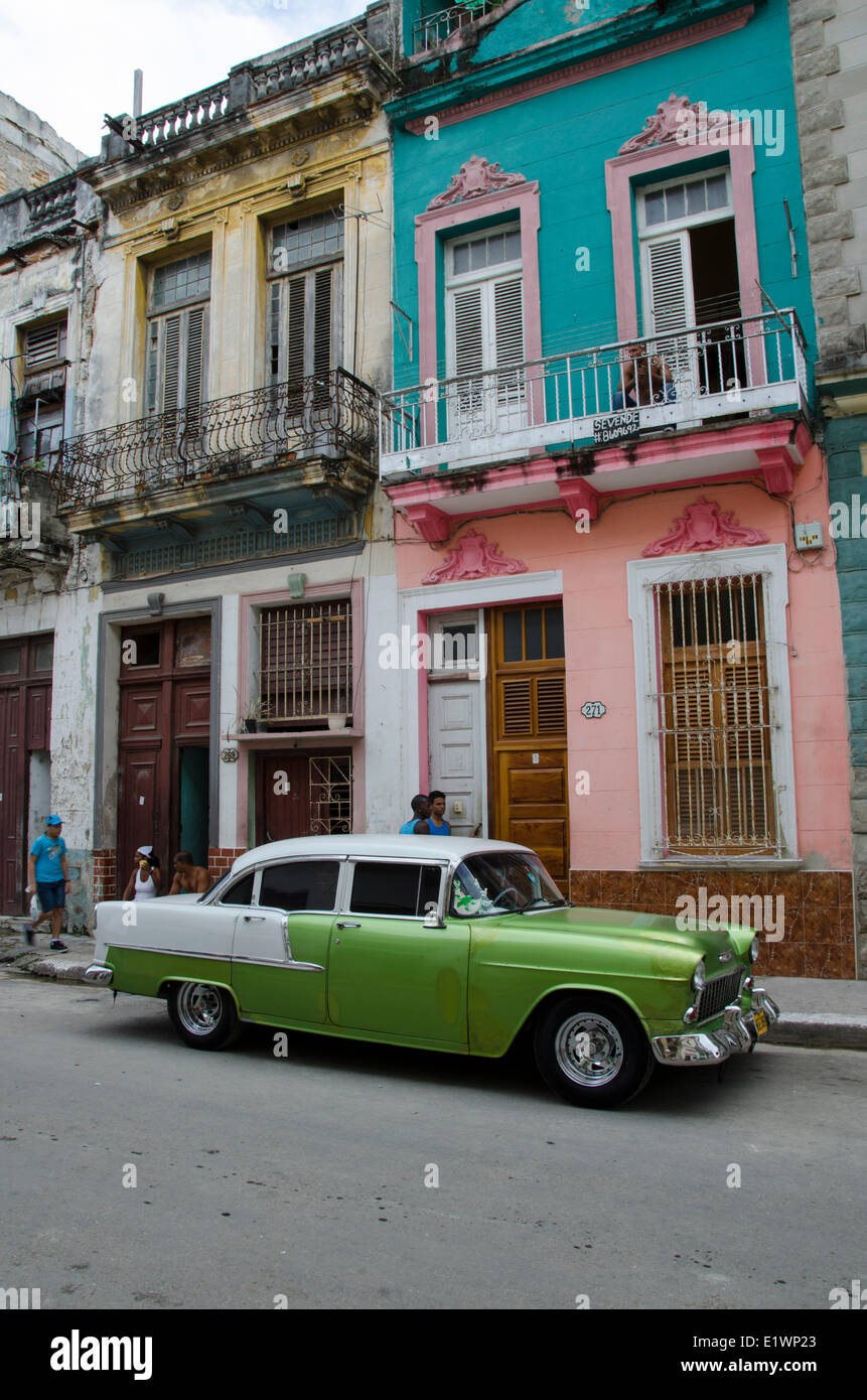 Viejos coches americanos, La Habana Vieja, La Habana, Cuba Foto de stock