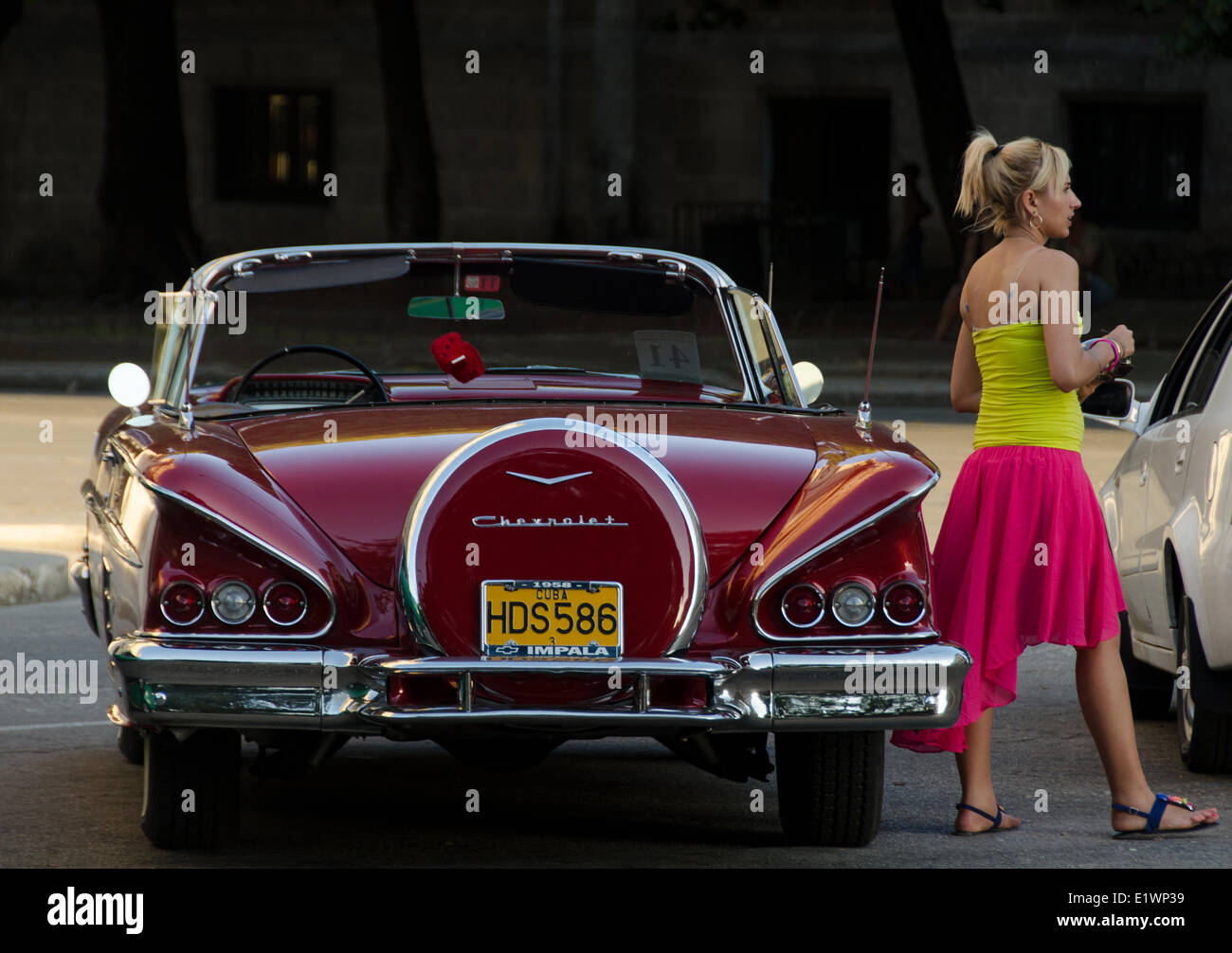Viejo Chevy Impala y joven, La Habana, Cuba Foto de stock