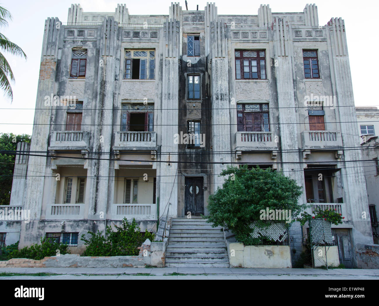 Antiguo Edificio de apartamentos art deco en Vededo, Habana, Cuba Foto de stock