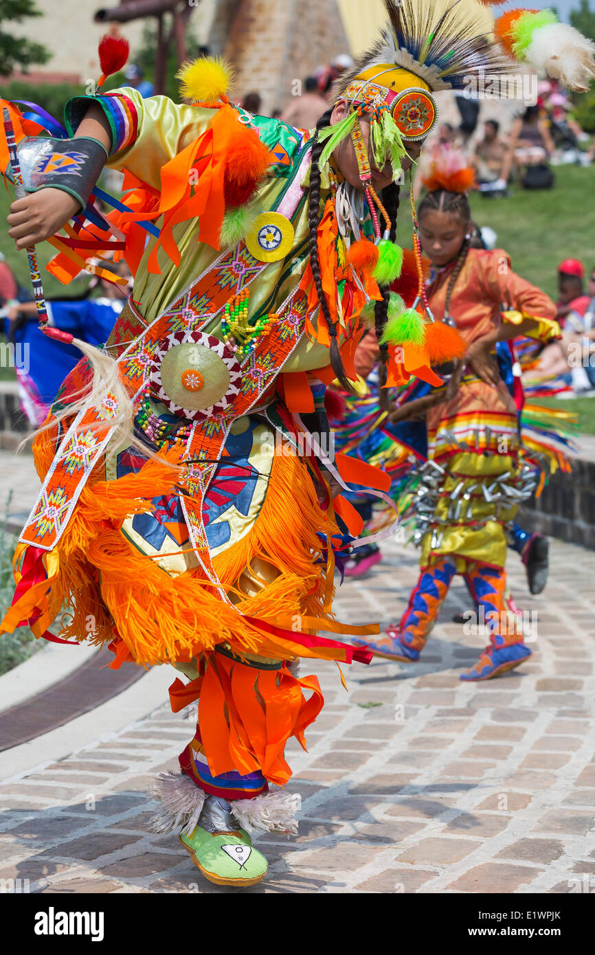 Los bailarines de las Primeras Naciones en traje tradicional en un Pow Wow ceremonia, Winnipeg, Manitoba, Canadá Foto de stock
