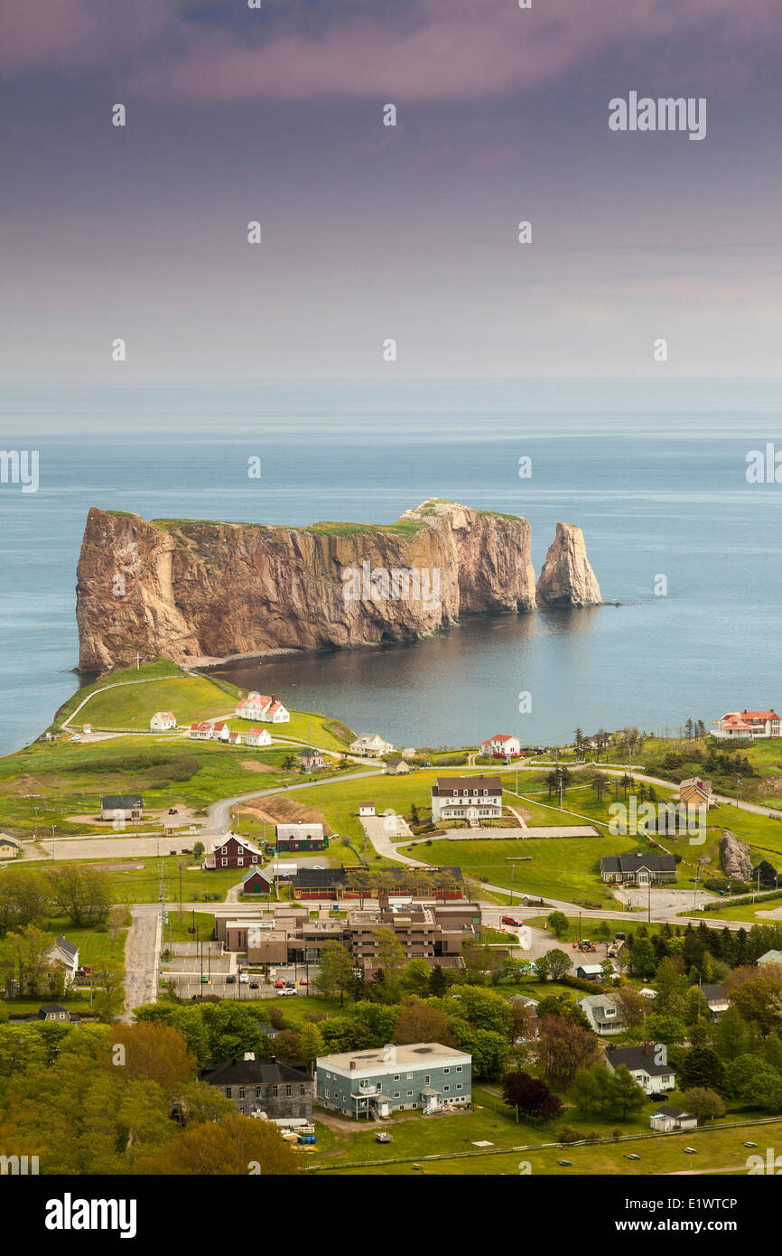La ciudad de perce, Quebec, Canadá, y el gigante de roca perforada que dio su nombre como visto de Mont-Sainte-Anne Foto de stock