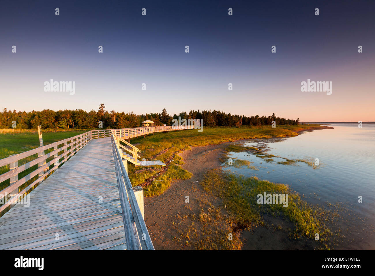 Amanecer en Kellys Beach Boardwalk, El Parque Nacional Kouchibouguac