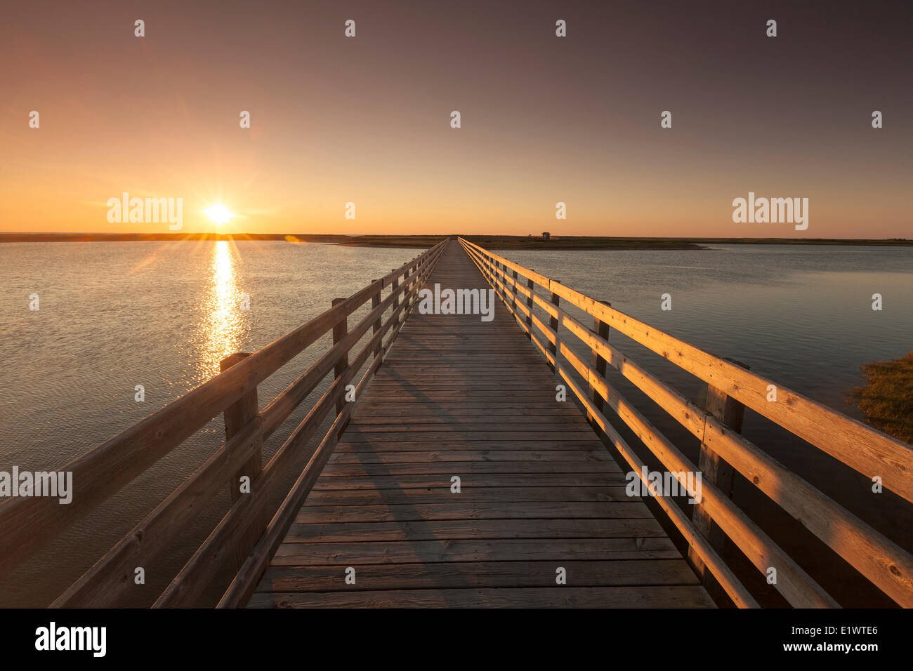 Amanecer en Kellys Beach Boardwalk, El Parque Nacional Kouchibouguac