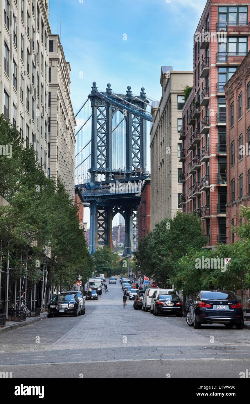 Dumbo, acrónimo de Down Under Manhattan Bridge el viaducto, es un barrio de Brooklyn que está enclavado entre el hombre Foto de stock