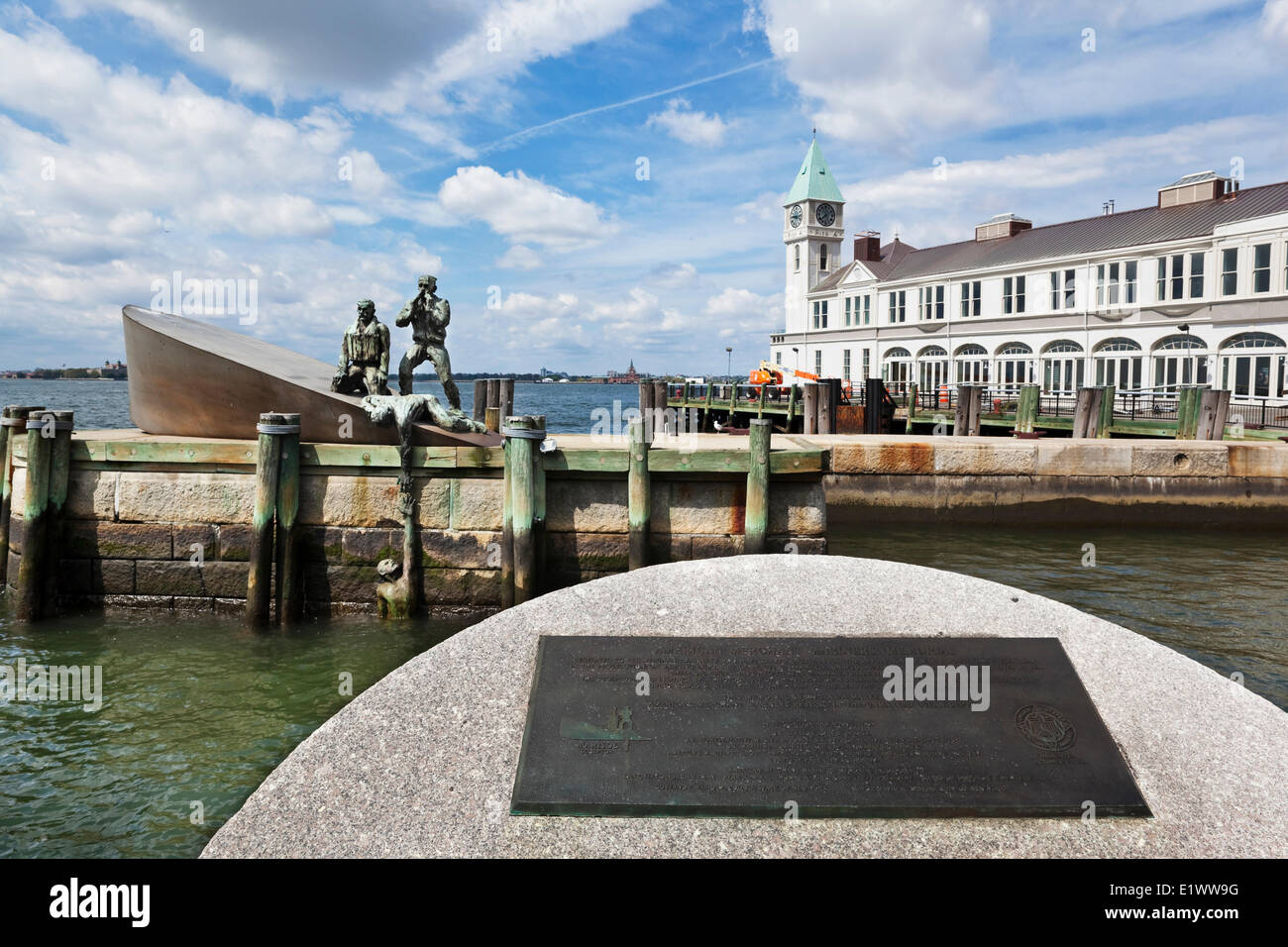 Un monumento dedicado a los marinos mercantes estadounidenses perdidos como el mar desde la Guerra Revolucionaria hasta el presente. Esculpida por Marisol Foto de stock
