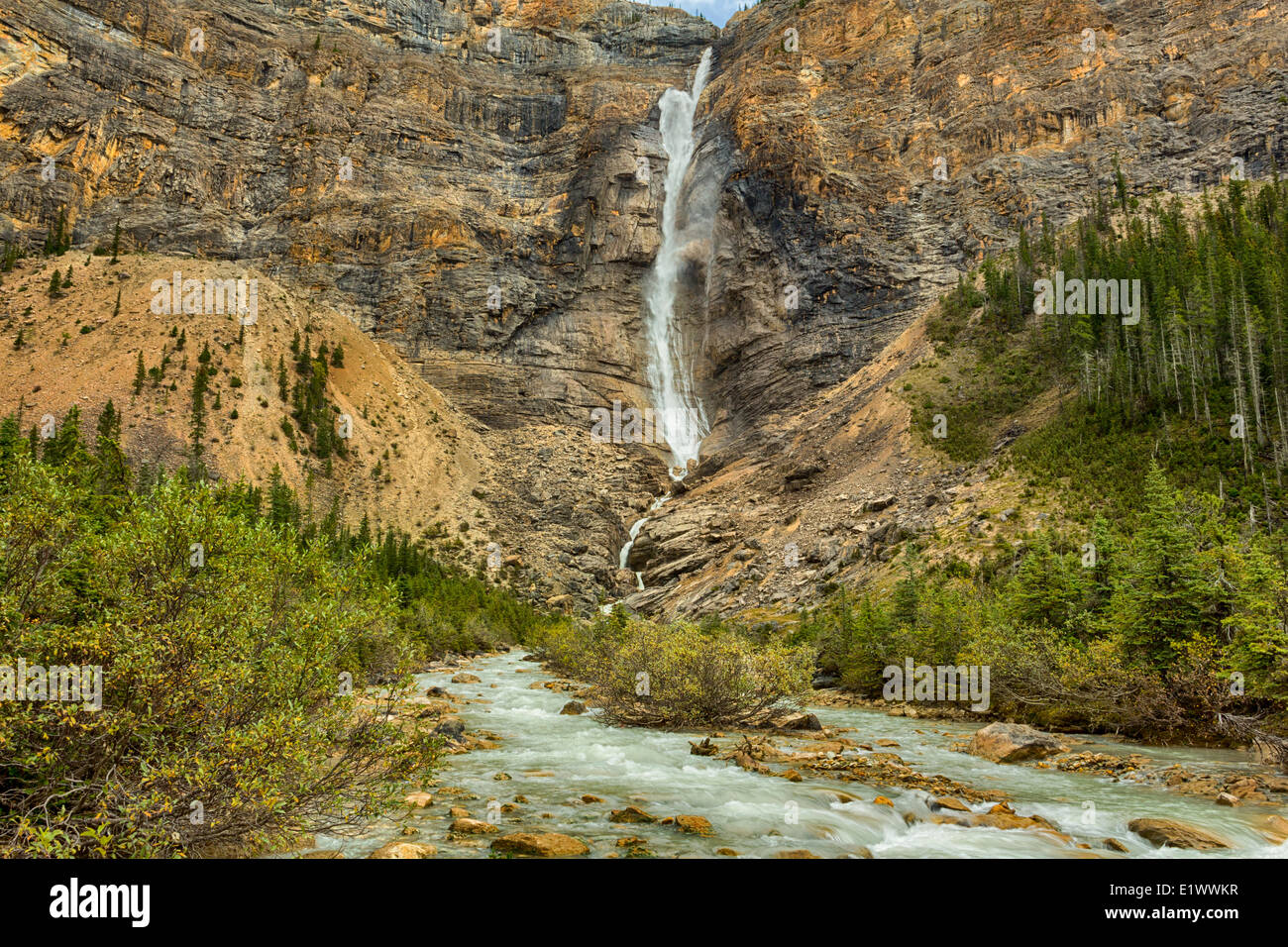 Takakkaw Falls, el Parque Nacional Yoho, British Columbia, Canadá Foto de stock