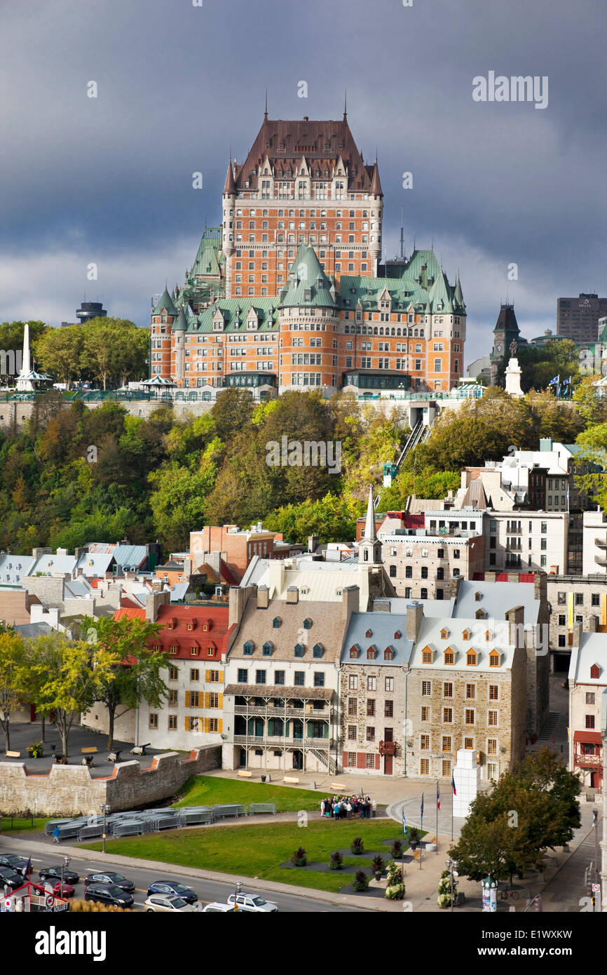 Ciudades superiores e inferiores de Old Quebec, provincia de Quebec, Canadá. Posición destacada en la parte superior de la ciudad es el Chateau Frontena Foto de stock
