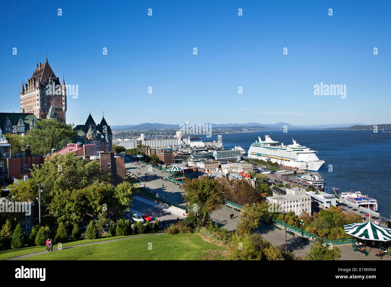 Un alto ángulo de fotografía de la parte superior e inferior de la ciudades del Viejo Quebec ciudad tomada del Cap Diamant. De izquierda a derecha son: el Chateau Fro Foto de stock