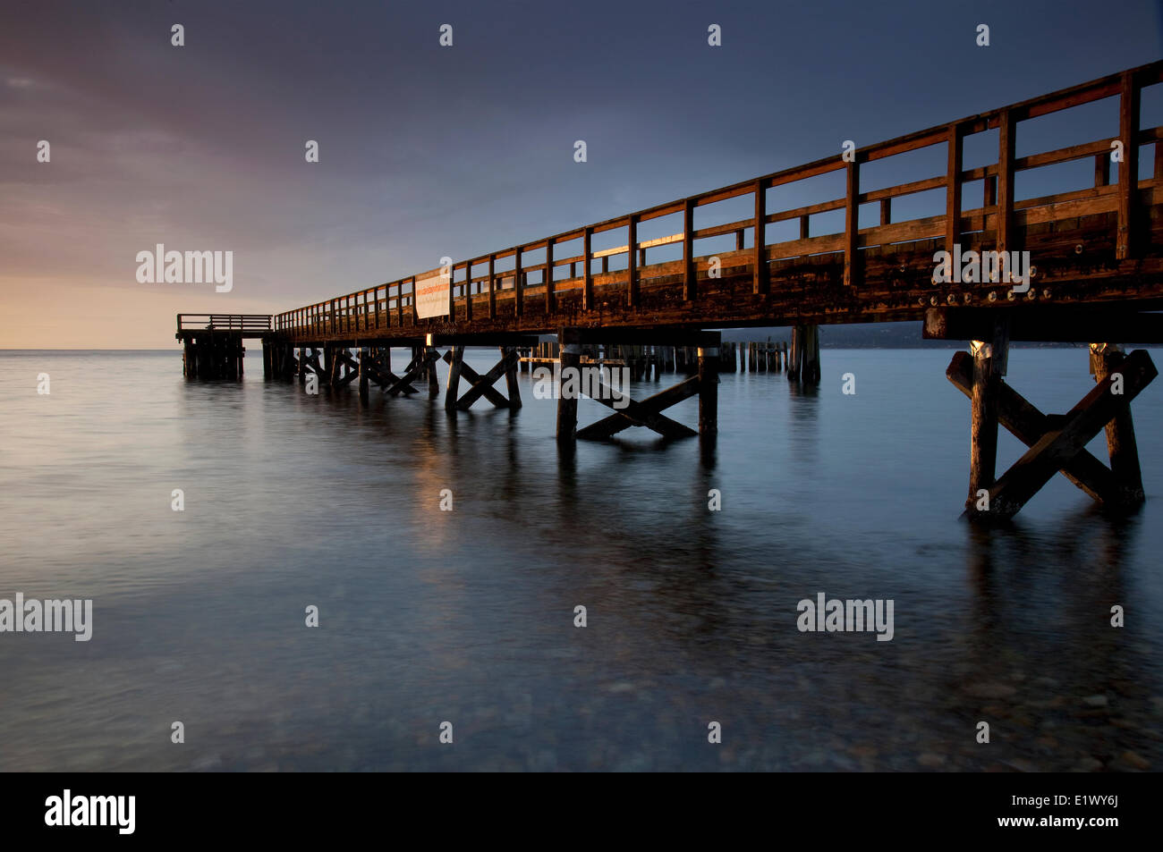 Davis Bay Pier, puesta de sol de invierno, Sunshine Coast, Sechelt, B.C. Salish Mar, Estrecho de Georgia Foto de stock