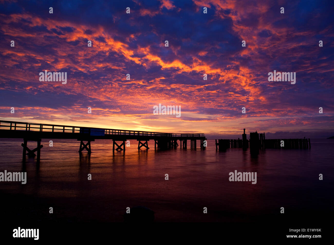 Davis Bay Pier, puesta de sol, Stormclouds, cielo de invierno, Sechelt, Sunshine Coast, A.C., el Salish Mar, Estrecho de Georgia Foto de stock