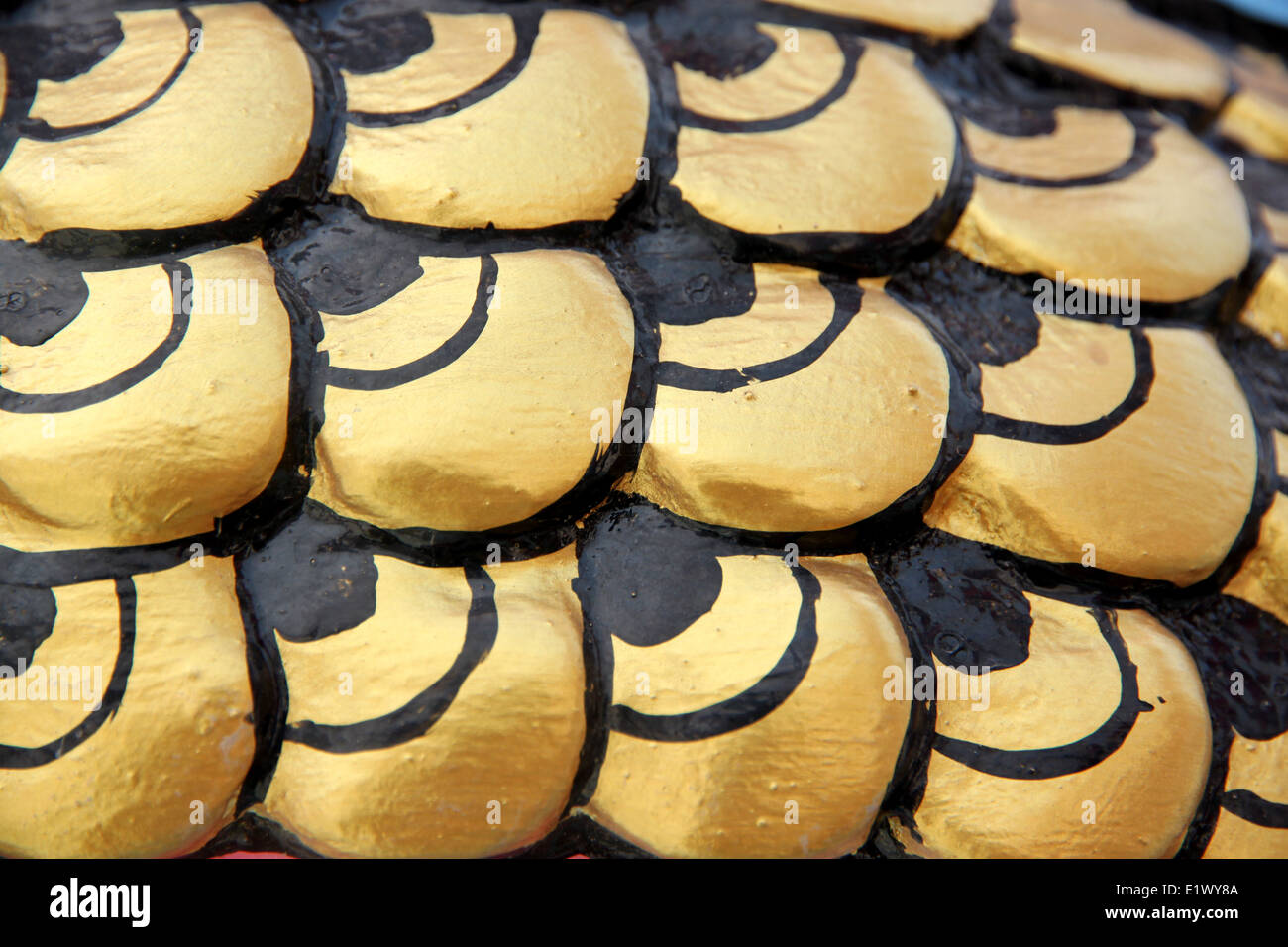 Curva patrón de las estatuas de oro en el templo chino de fondo. Foto de stock