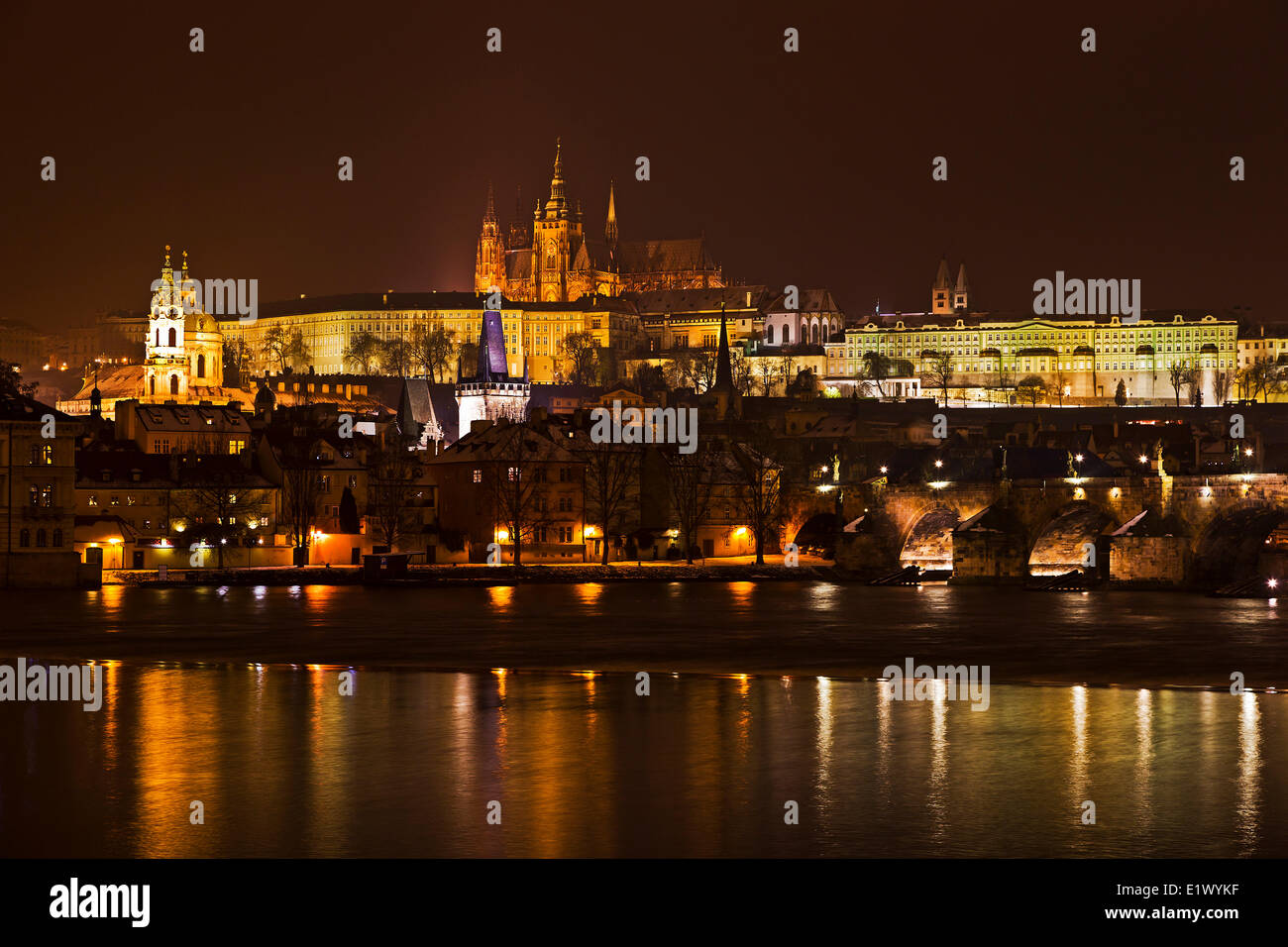 Praga, República Checa, el Castillo de Praga, el Puente de Carlos,Río Vltava, escena nocturna, Foto de stock