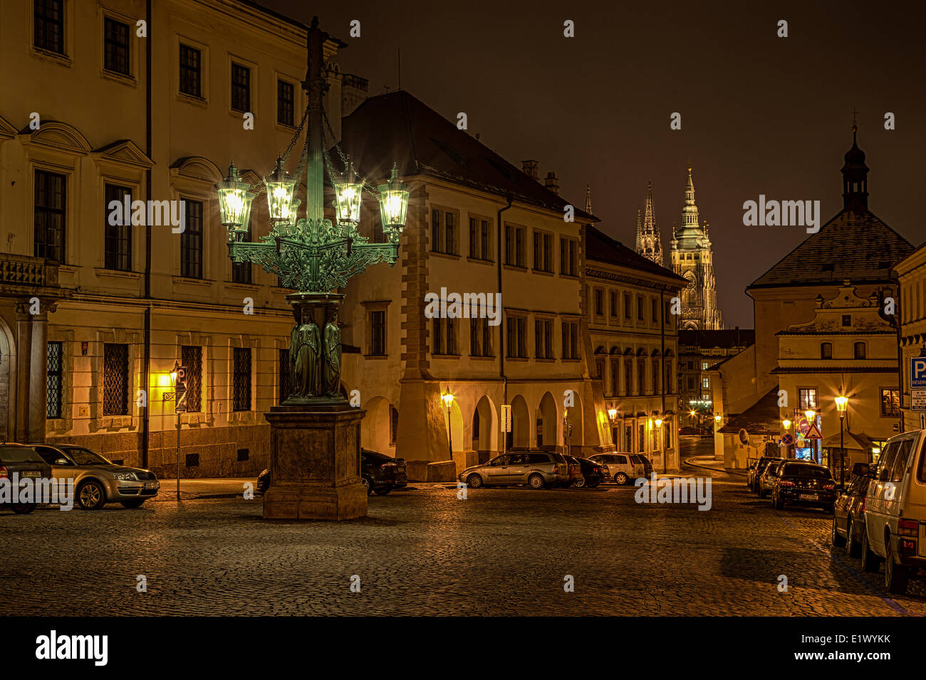 Praga, República Checa, el Castillo de Praga, la lámpara de gas, noche post Street Scene, Foto de stock