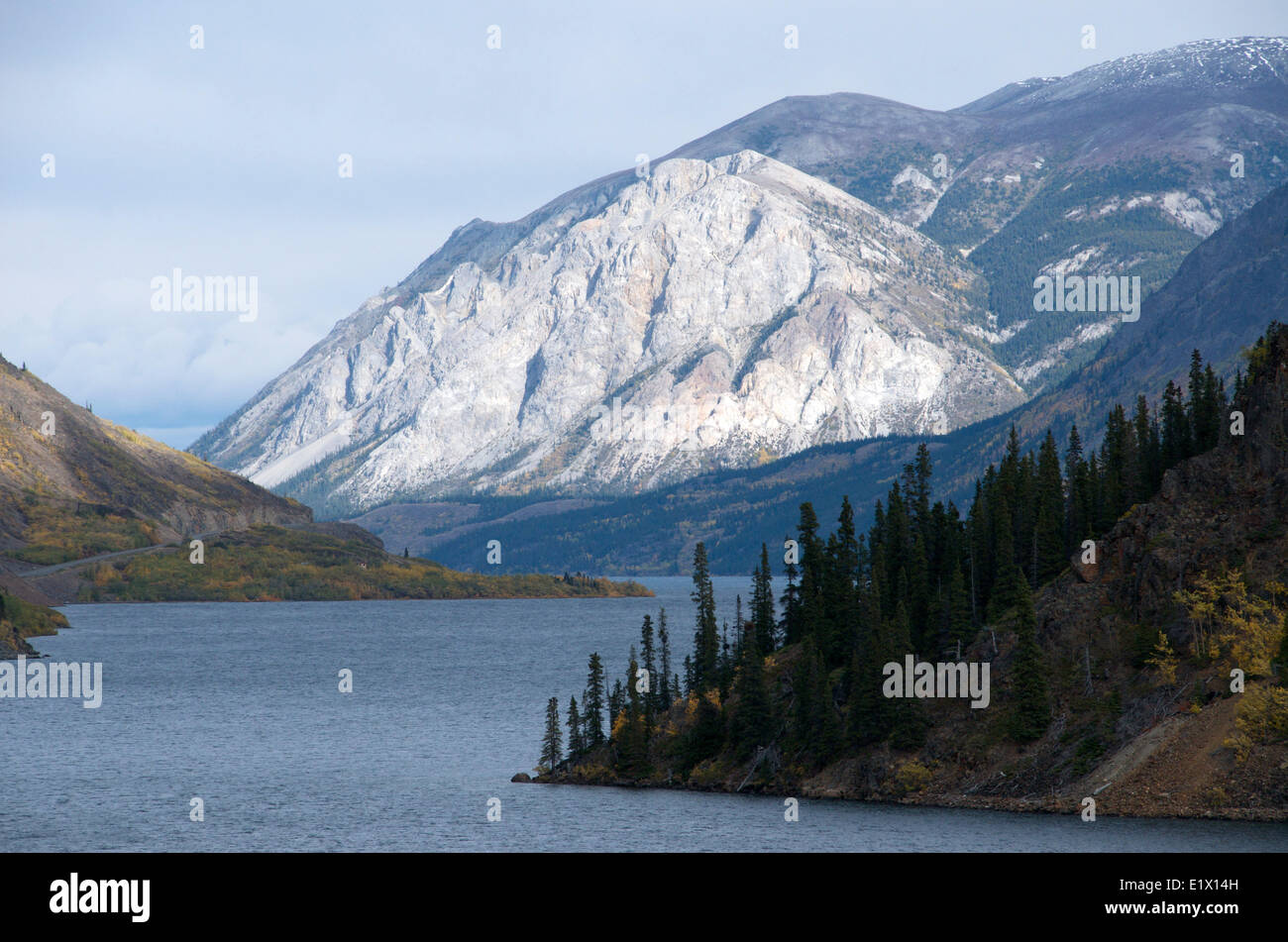 Brazo ventosa costa, montañas, a lo largo de South Klondike Highway, Territorio de Yukon, Canadá. en otoño. Foto de stock