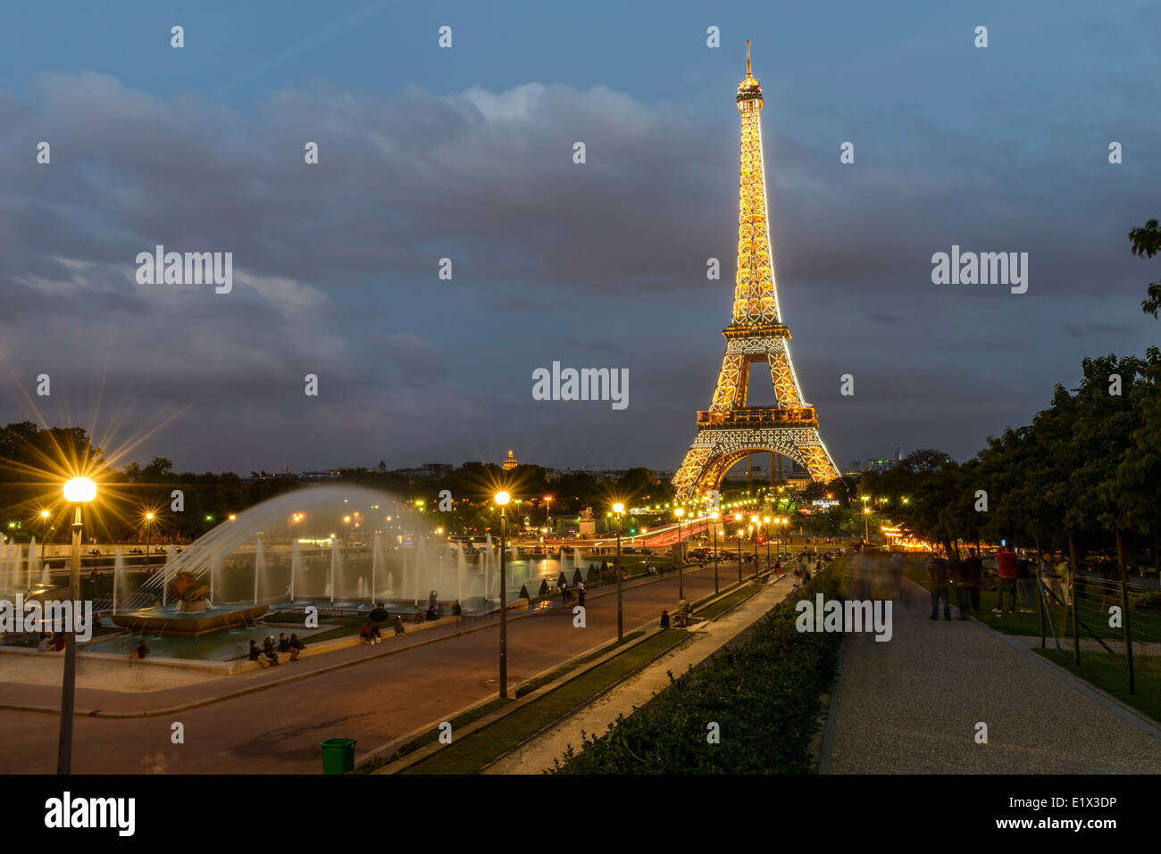 - 31 de agosto de París: la Torre Eiffel iluminada por la noche desde Trocadero el 31 de agosto de 2013 en París, Francia Foto de stock