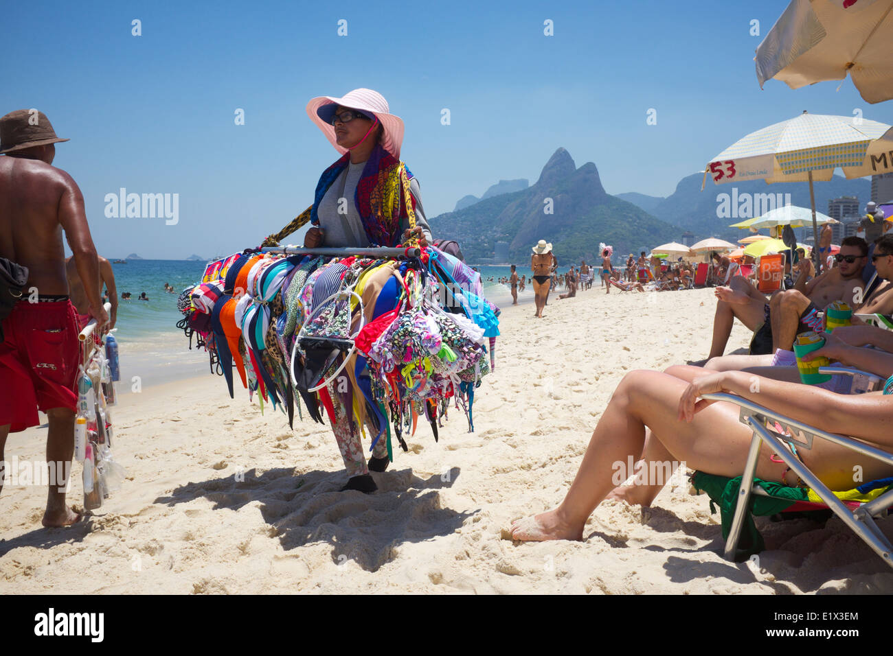 Río de Janeiro, Brasil - 22 de enero de 2014: un proveedor de Playa Venta  de bikinis lleva su mercancía a lo largo de la playa de Ipanema Fotografía  de stock - Alamy