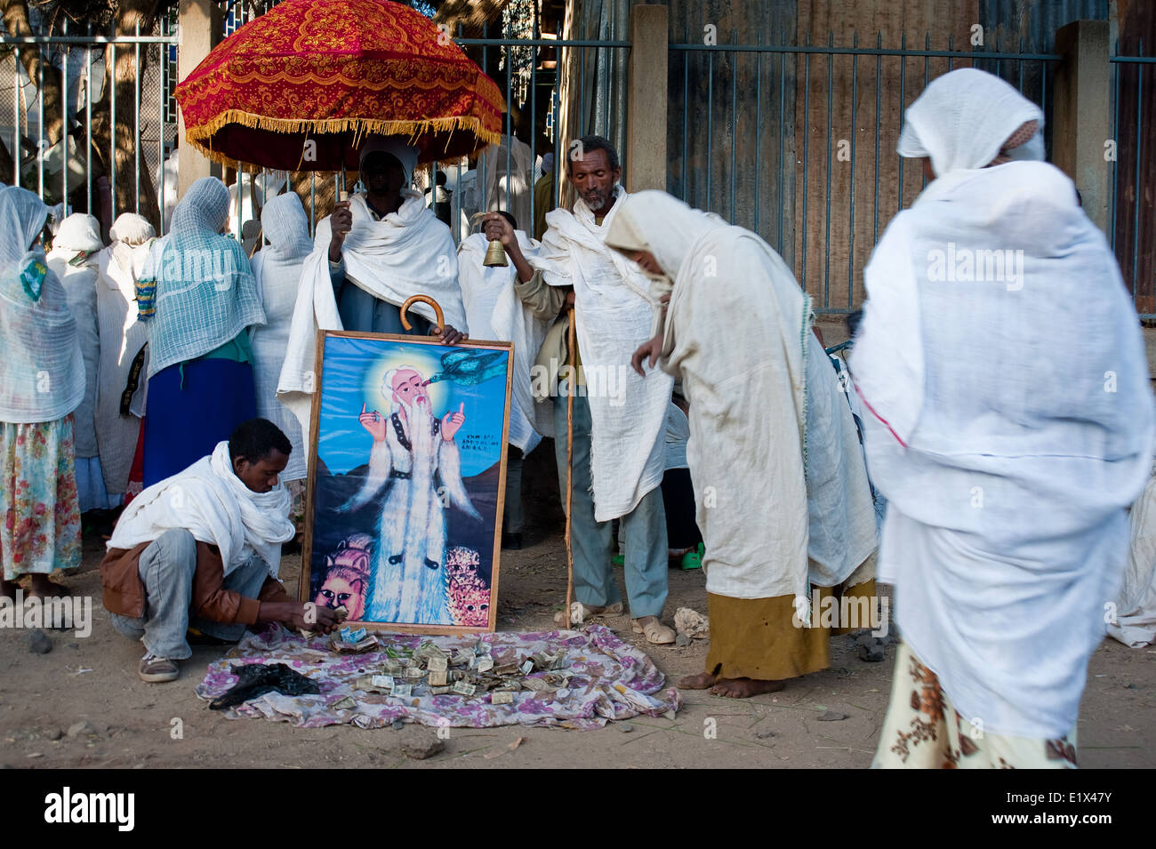 Las personas están dando dinero para mantener a la iglesia ortodoxa etíope, dedicado a un santo ( es decir, Saint Gebre Manfus Kiddus). Foto de stock