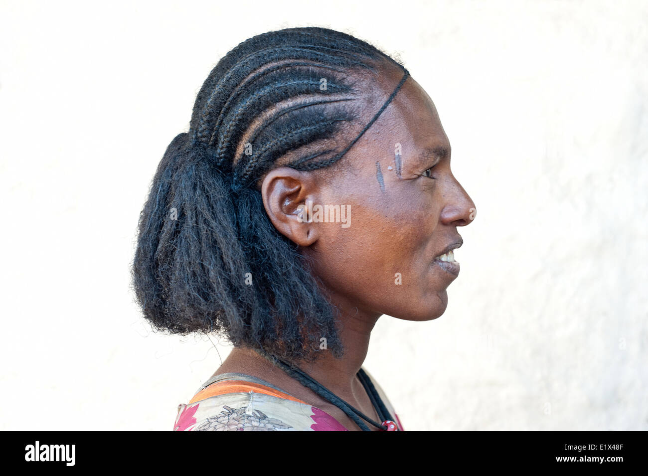 Vista de perfil de una mujer del estado de Tigray con el tradicional estilo de peinado ( Etiopía) Foto de stock