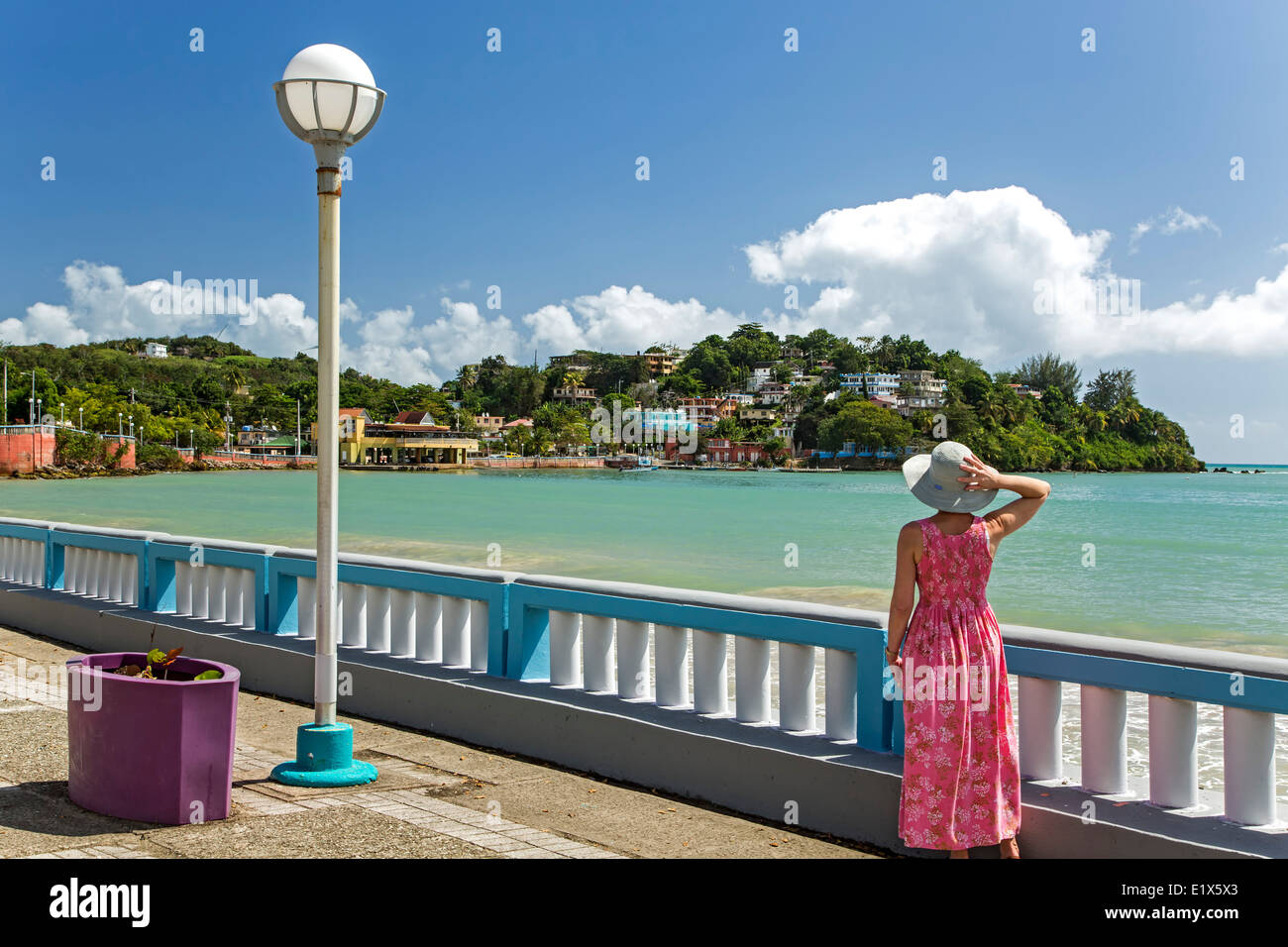 Mujer en el malecón (paseo marítimo) y casas de ladera, Naguabo, Puerto Rico  Fotografía de stock - Alamy