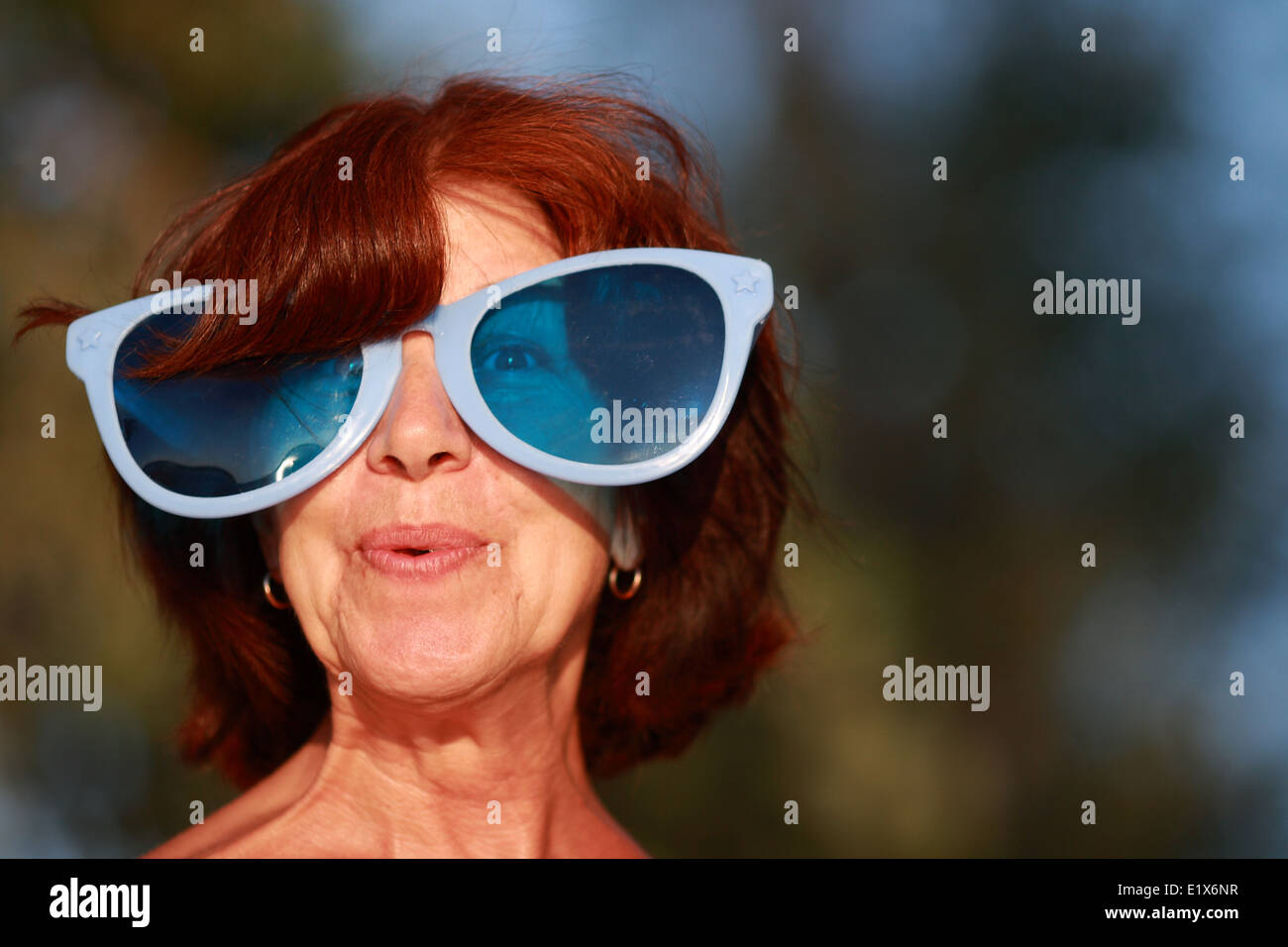 Enormes lentes fotografías e imágenes de alta resolución - Alamy
