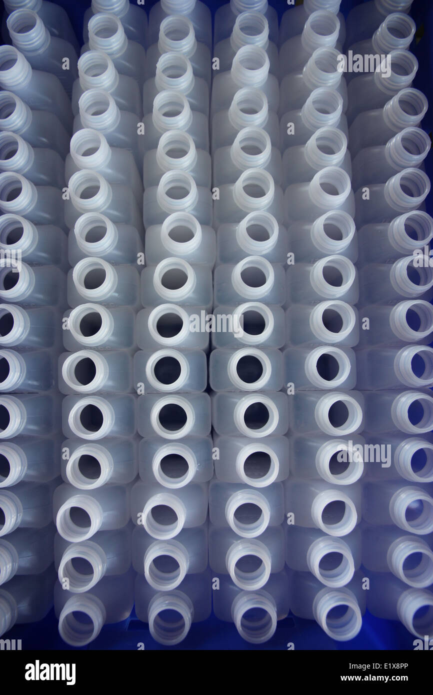 Botellas de plástico para el envasado de productos químicos a granel. Foto de stock
