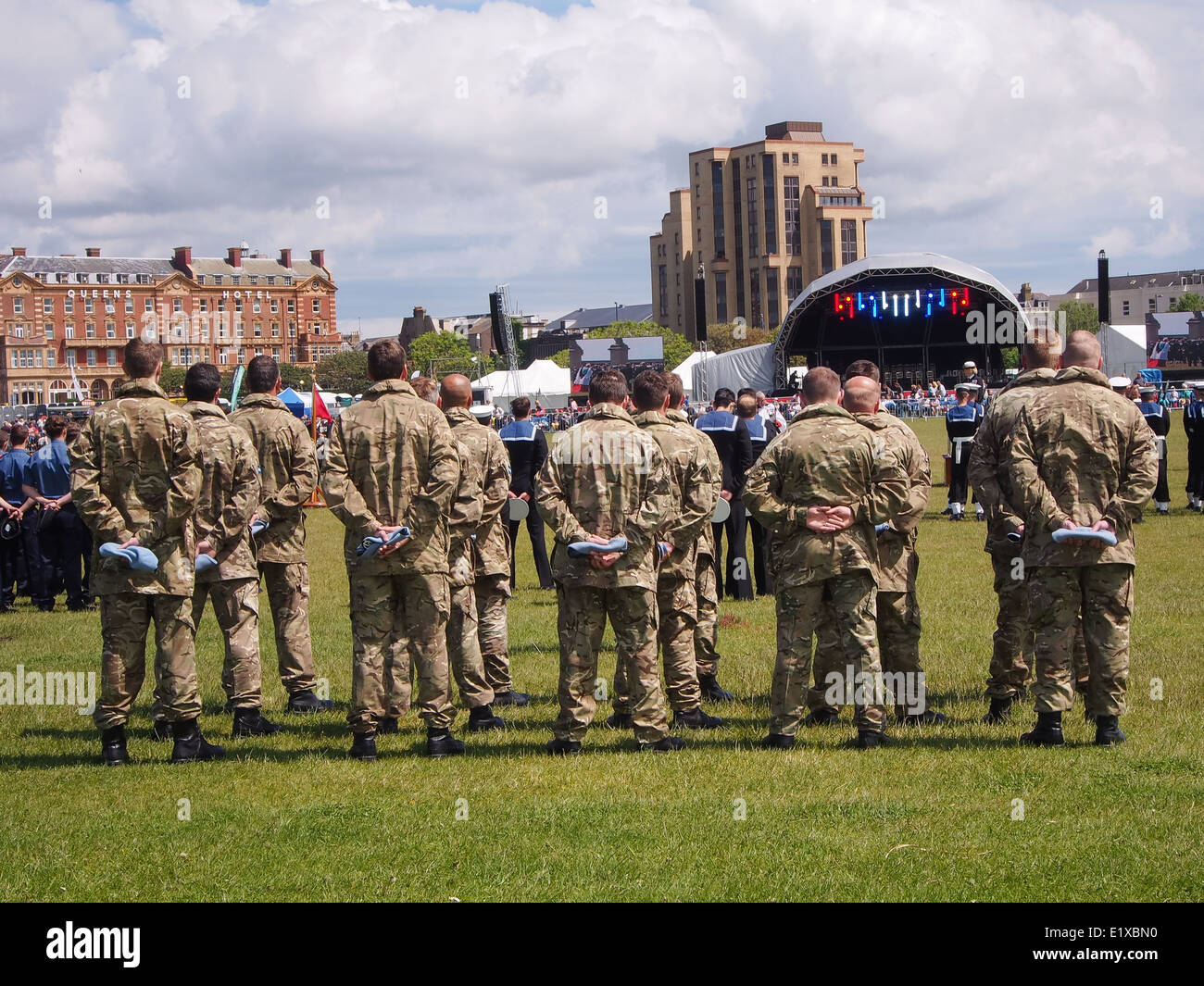 Los miembros del 679 Escuadrón, Ejército del Aire, en un desfile durante el 70º aniversario del Día D, celebraciones de Portsmouth, Inglaterra. Foto de stock