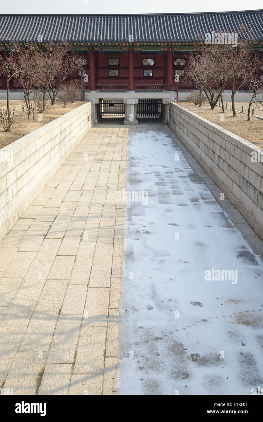 Bajo el puente Yeongje fluvial en el Palacio Gyeongbok en Seúl Foto de stock