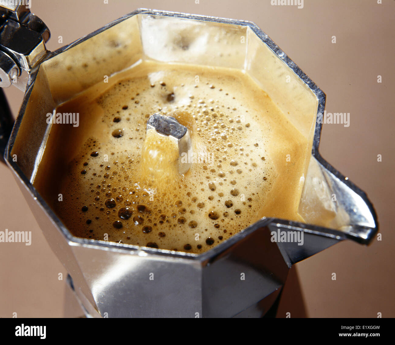Foto de la percoladora de café con vapor que se eleva