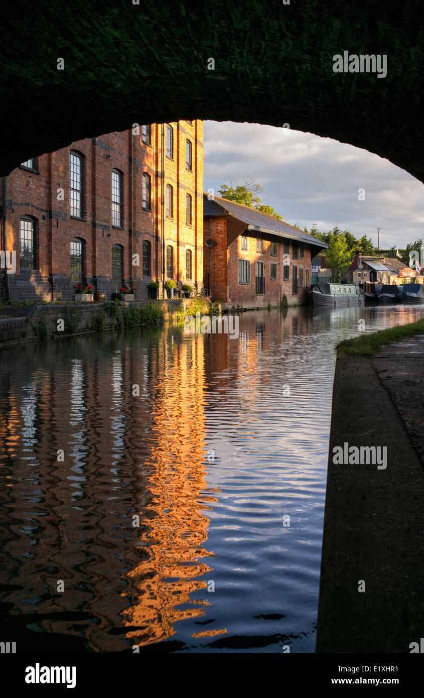 Blisworth Corn Mill y narrowboats en el Grand Union Canal al amanecer. Blisworth, Northamptonshire, Inglaterra Foto de stock