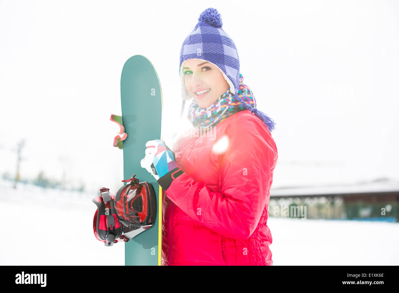 Retrato de joven bella celebración snowboard en la nieve Foto de stock