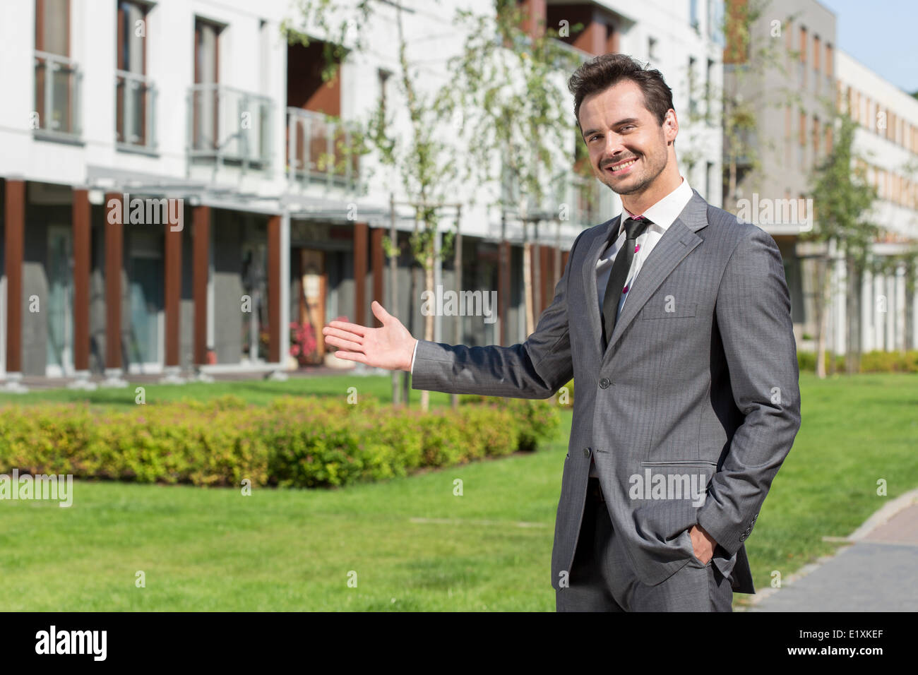 Retrato de seguros Real Estate Agent presentando edificio de oficinas Foto de stock