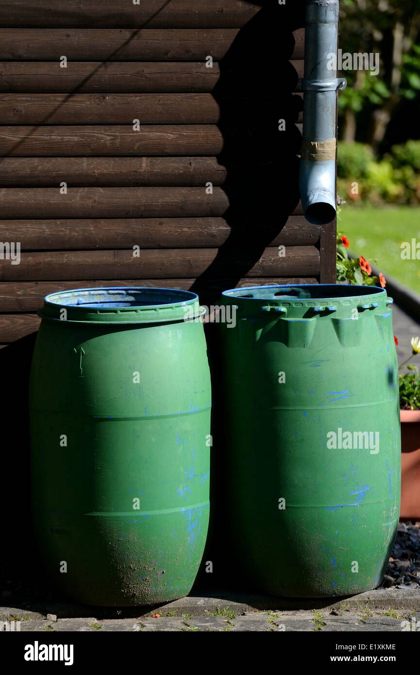 Los tanques de agua de lluvia en un jardín en Alemania, 06. De junio de 2014. Foto: Frank Mayo Foto de stock