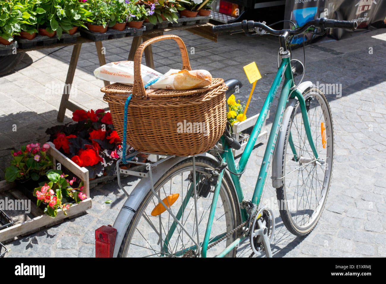 Cesta con baguette en la parte de atrás de la bicicleta en el mercado  francés Fotografía de stock - Alamy