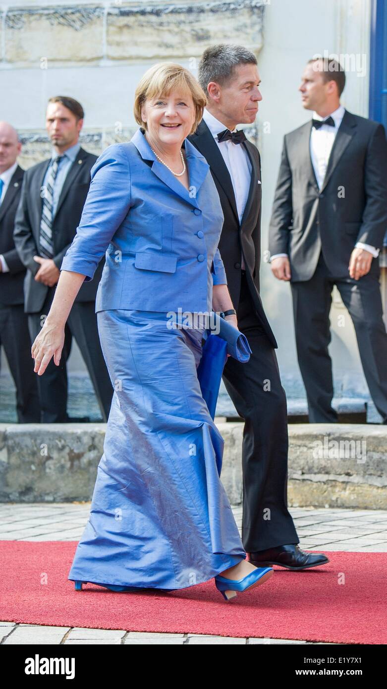 La Canciller alemana Angela Merkel y su marido Joachim Sauer de asistir a la apertura del Festival de Bayreuth el 25 de julio de 2013 en Bayreuth, Alemania. Foto de stock