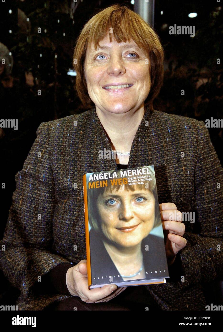 Mujer presidenta de la CDU, Angela Merkel, presenta su libro 'Mein Weg" en la feria del libro de Leipzig (26.03.2004). Foto: Peter Endig Foto de stock