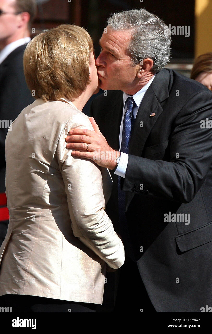 El presidente de EEUU, George W. Bush, la canciller alemana Angela Merkel besa la mejilla después de su llegada a Stralsund el 13 de julio de 2006. Foto de stock