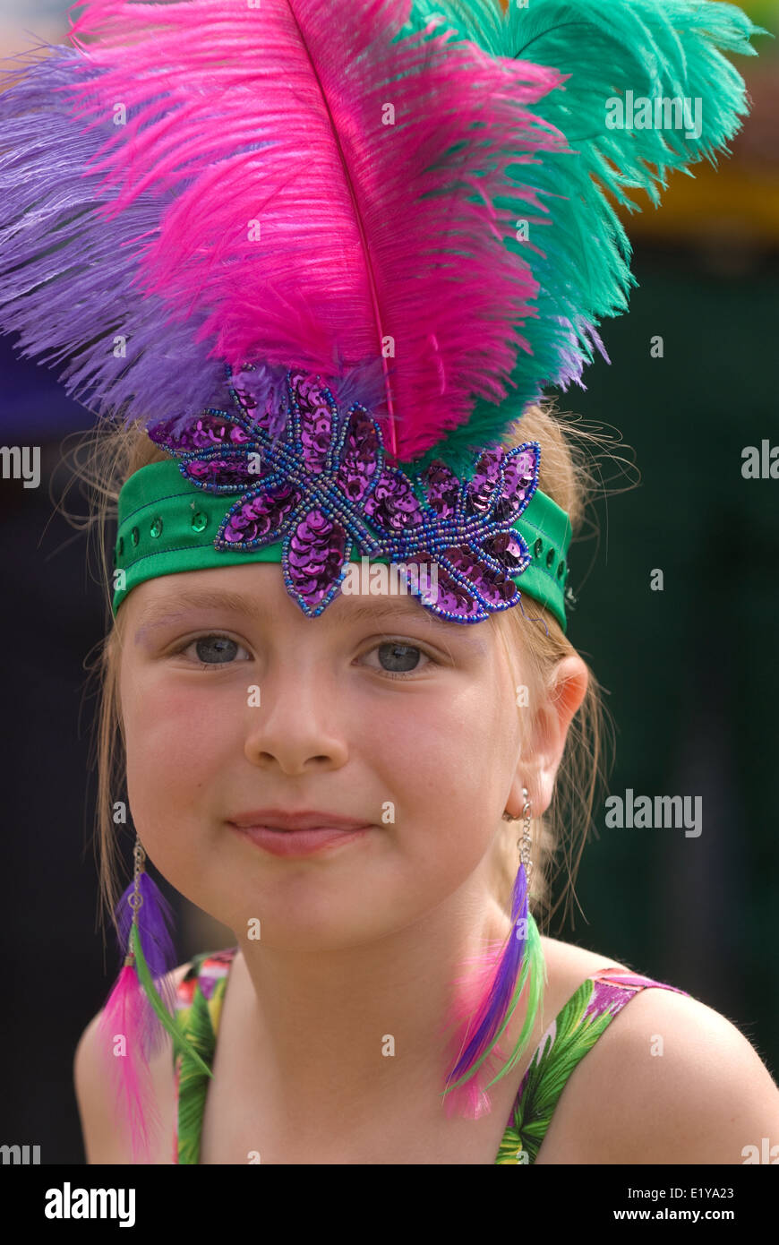 Niña de 8 años vistiendo trajes de carnaval brasileño/feria de verano en  una aldea que tenía un Brasil/world cup 2014 tema Fotografía de stock -  Alamy