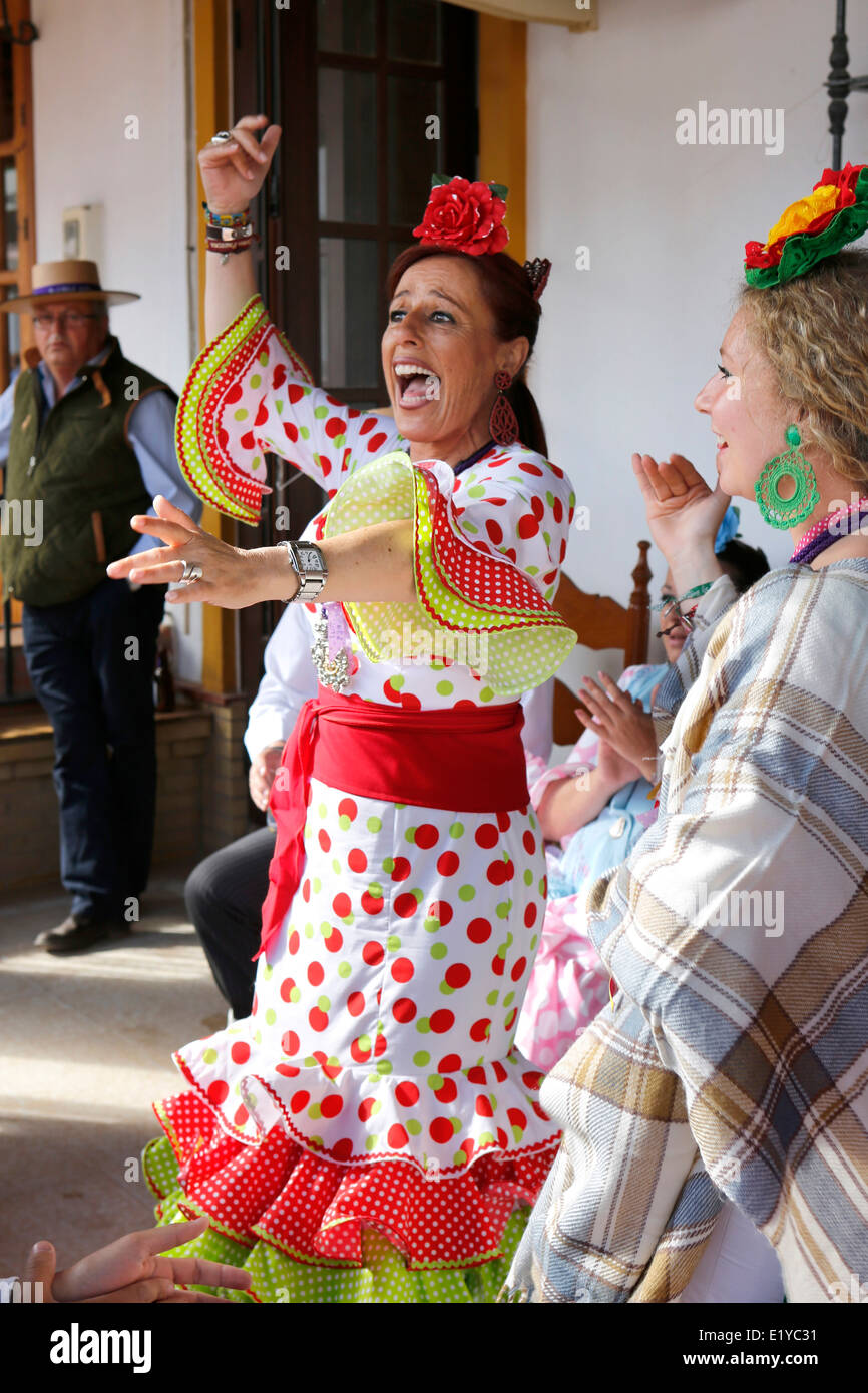 Mujer bailando estilo andaluz en el Rocío Romería fiesta católica en la aldea de El Rocío, en el sur de España Foto de stock