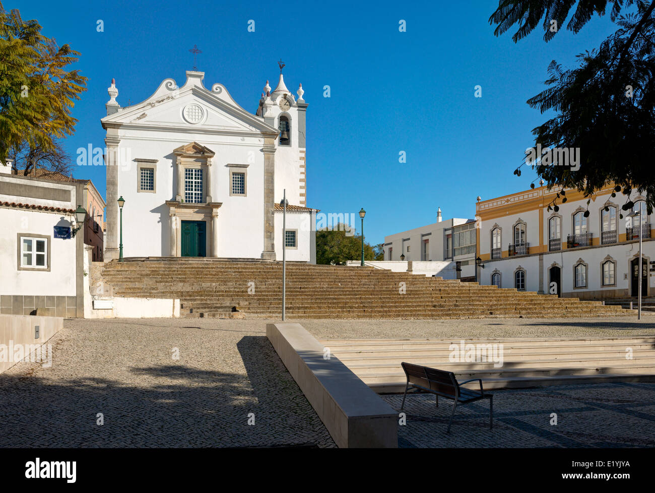 Portugal, el Algarve, iglesia del pueblo Estoi Foto de stock