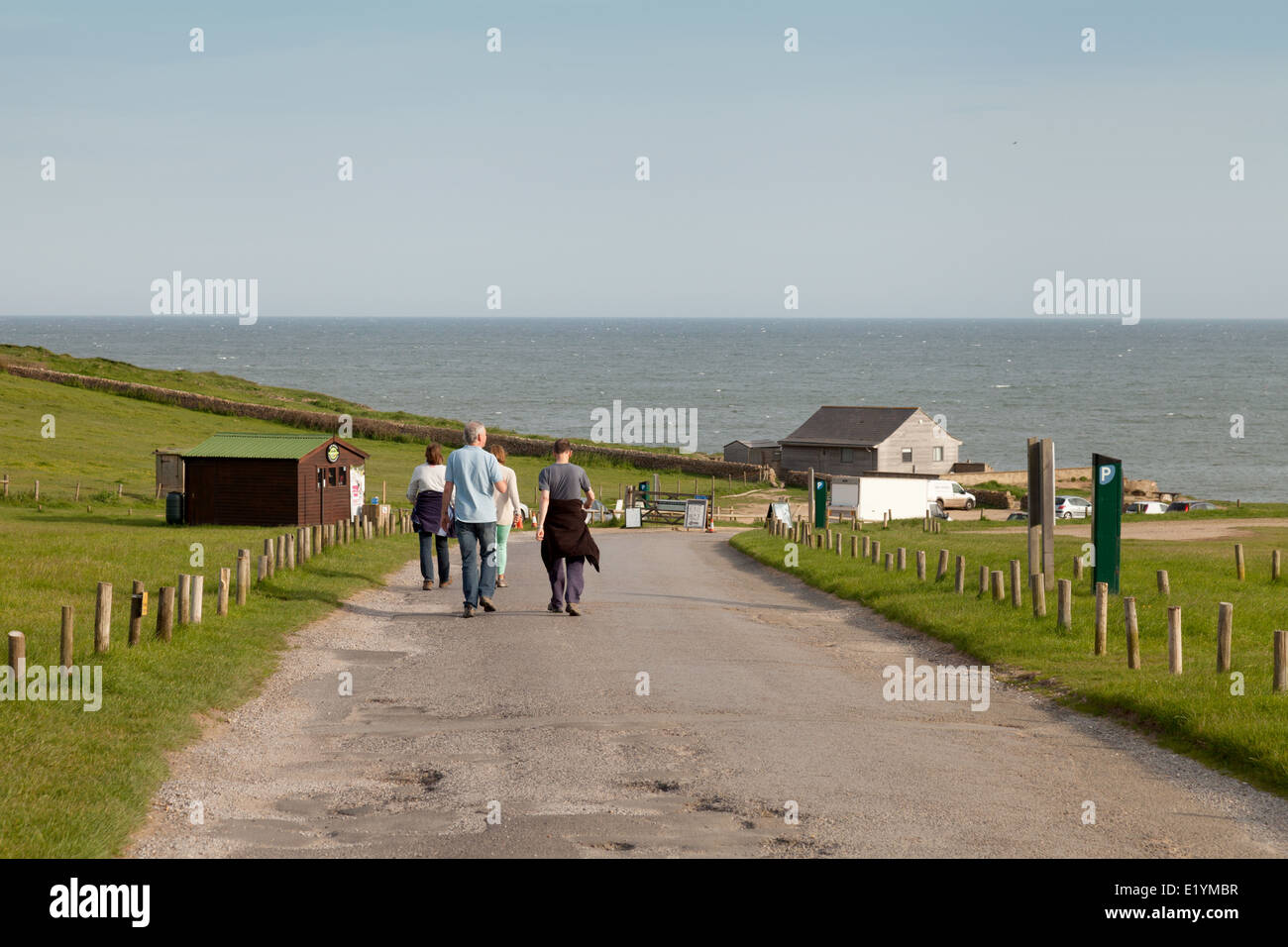 La gente caminando en la costa de Dorset ruta en la playa de la Colmena, Burton Bradstock, Dorset, Inglaterra Foto de stock