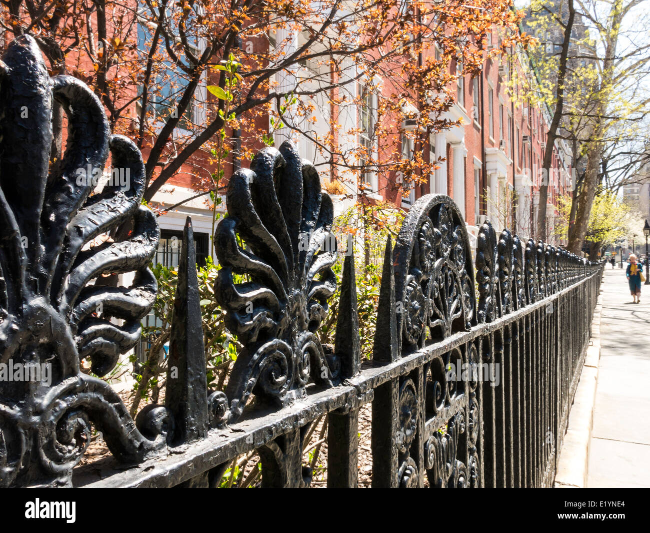 Cercas de hierro forjado detalle en la parte delantera de la NYU School piedra rojiza, Washington Square North, NYC Foto de stock