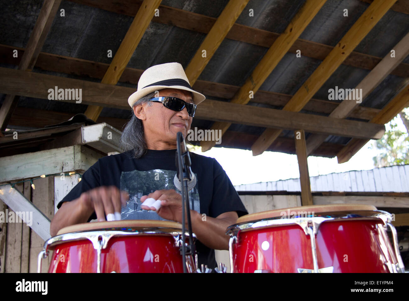 El baterista con Payne Brothers Band, en el rendimiento en los DeLand Bike Rally, DeLand, FL. Foto de stock