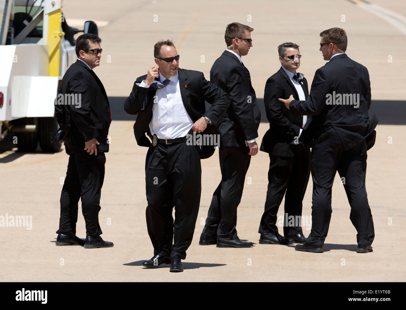Agentes del Servicio Secreto esperan la llegada del presidente Barack Obama y la Primera Dama Michelle Obama en el aeropuerto de Austin, TX. Foto de stock