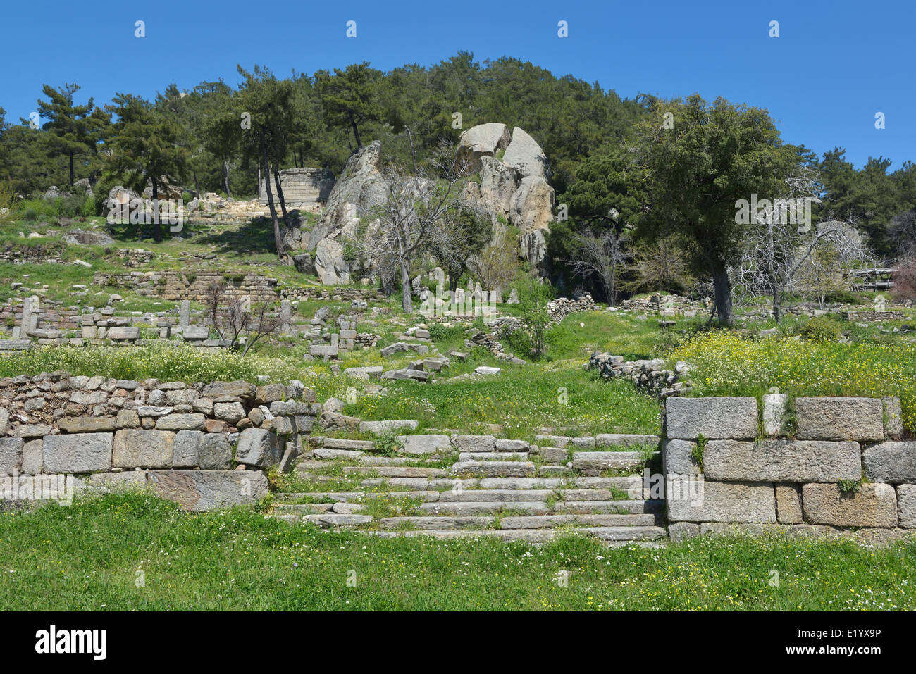 Split Rock por Zeus Lightning Bolt, Labranda, Turquía 140409 60383 Foto de stock